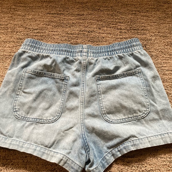 Gap shorts size sm (fits like a 6) - Picture 2 of 3